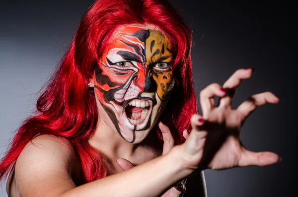 Donna con faccia di tigre nel concetto di Halloween — Foto Stock