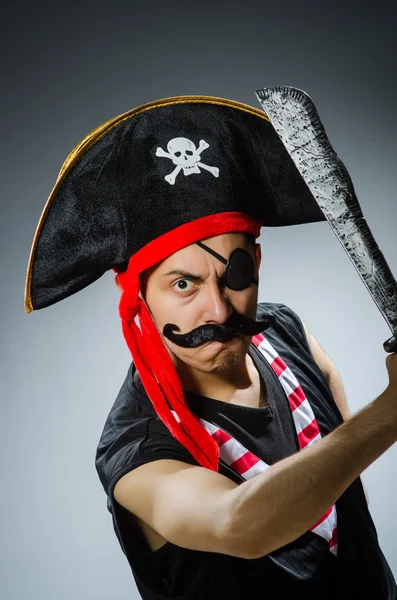 Zabawny pirat w ciemnym studio — Zdjęcie stockowe
