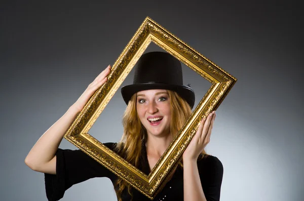 Mujer con sombrero vintage y marco de imagen —  Fotos de Stock