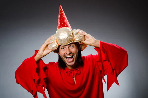 Divertido mago con vestido rojo —  Fotos de Stock