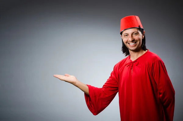 Homme en robe rouge portant un chapeau de fez — Photo