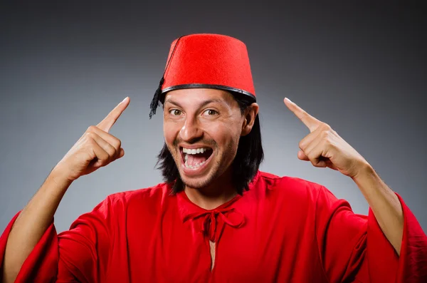 Hombre divertido en vestido rojo con sombrero fez — Foto de Stock