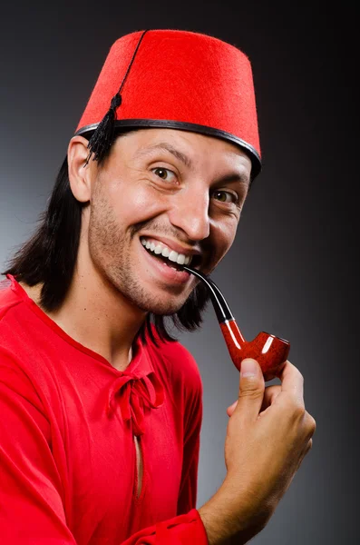 Homem de vestido vermelho usando fez chapéu — Fotografia de Stock