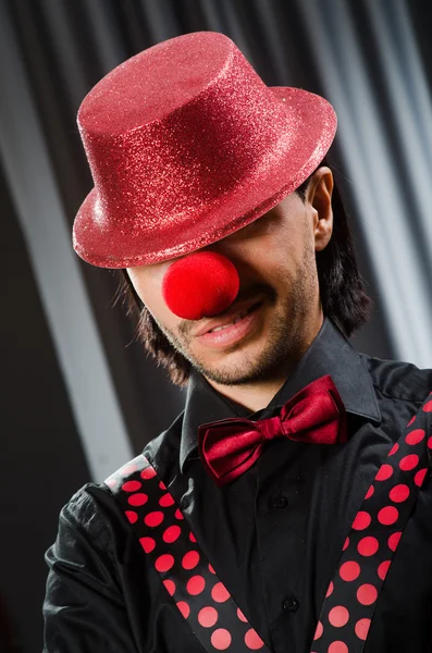 Grappige clown in humoristische concept tegen gordijn — Stockfoto