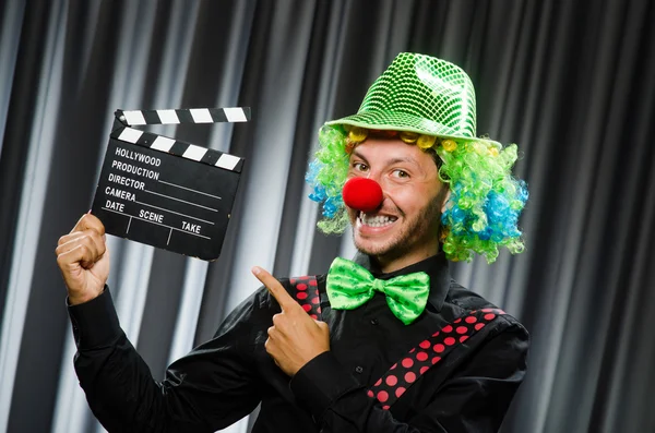 Clown med film clapper styrelse — Stockfoto