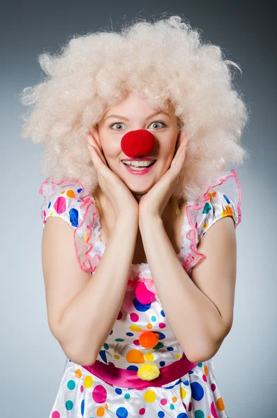 Clown met witte pruik tegen grijze achtergrond — Stockfoto