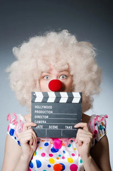Clown mit Filmklappbrett — Stockfoto