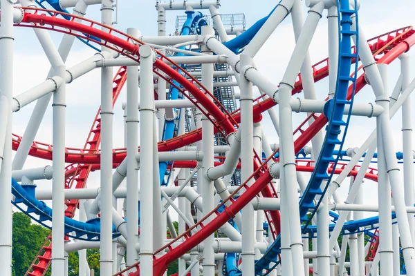 Ferrocarril de montaña rusa en parque de atracciones —  Fotos de Stock