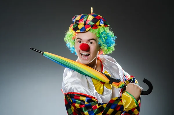 Vtipný klaun s barevným deštníkem — Stock fotografie