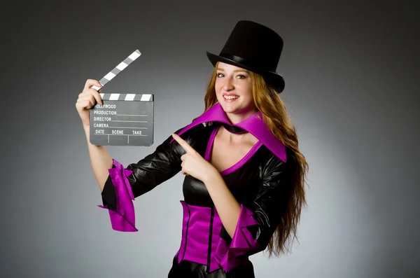 Mulher com filme clapboard contra fundo cinza — Fotografia de Stock