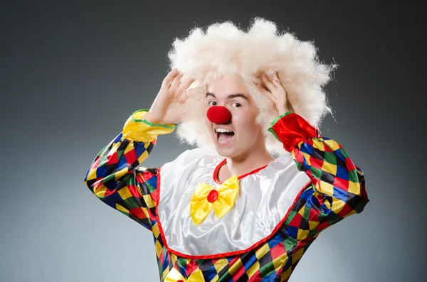 Смішний клоун в студії — стокове фото