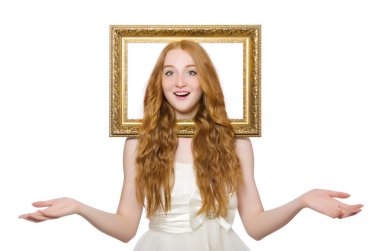 Resim çerçevesini beyaz üzerinde tutan kadın