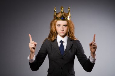 Komik bir konseptte kraliçe iş kadını