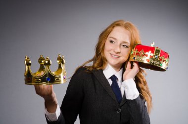 Komik bir konseptte kraliçe iş kadını