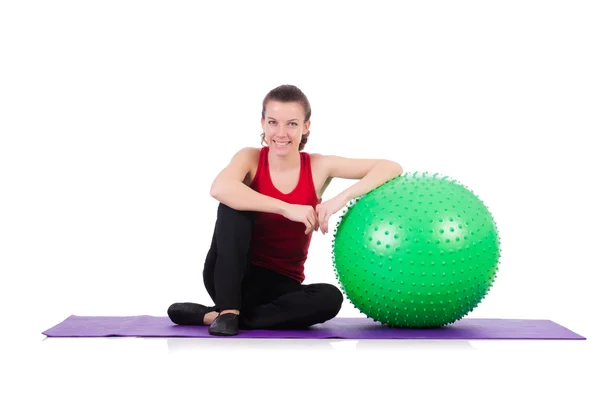 Mujer joven haciendo ejercicio con pelota suiza — Foto de Stock