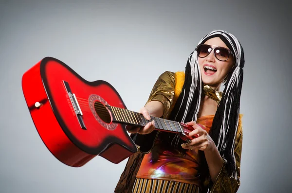 Gitarrist mit rotem Instrument — Stockfoto