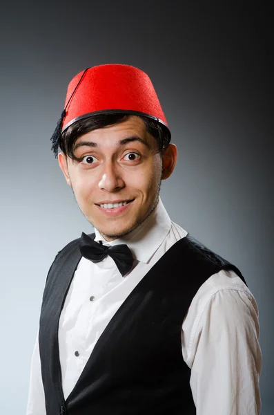 Homem usando chapéu turco tradicional fez — Fotografia de Stock