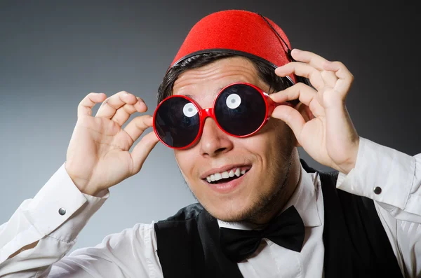 Homem usando chapéu turco tradicional fez — Fotografia de Stock