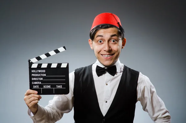 Homem com placa de filme usando fez chapéu — Fotografia de Stock