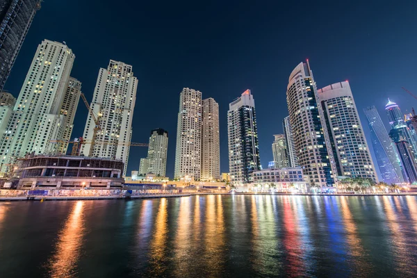 Dubai Marina rascacielos durante las horas nocturnas — Foto de Stock
