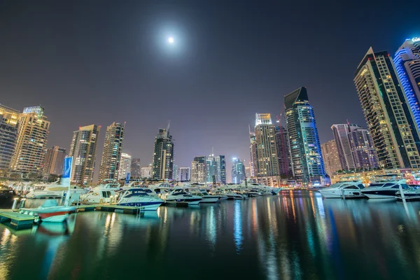 Arranha-céus marina Dubai durante as horas da noite — Fotografia de Stock