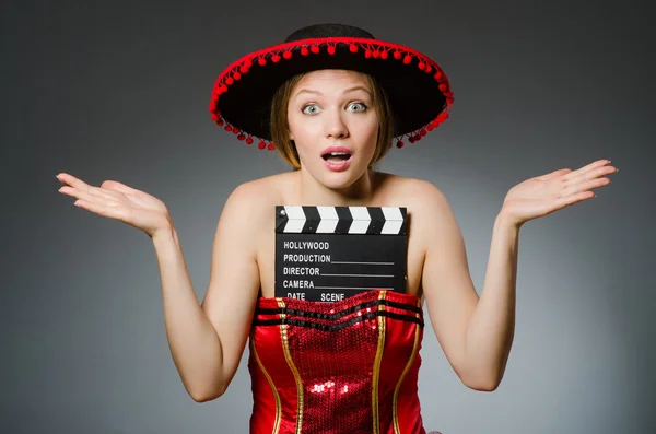 Vtipná mexická žena se sombrero a film clapboard — Stock fotografie