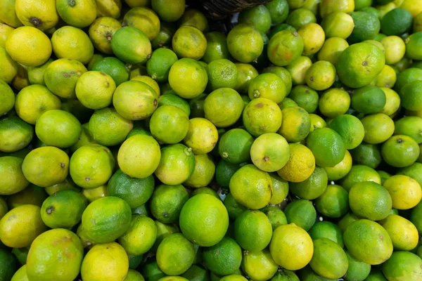 슈퍼마켓 마구간에 감귤 류의 과일 — 스톡 사진