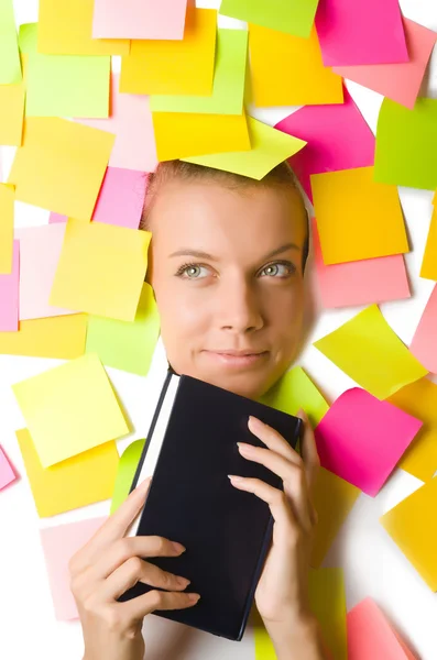 Frau mit vielen Erinnerungsnotizen liest Buch — Stockfoto