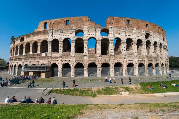 Słynne Koloseum w pogodny letni dzień — Zdjęcie stockowe