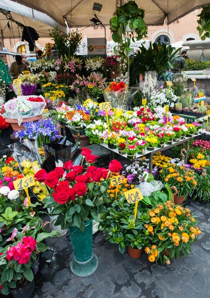 Вуличний квітковий магазин з різнокольоровими квітами — стокове фото