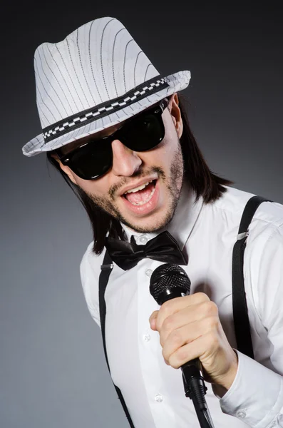 Cantante divertente con microfono al concerto — Foto Stock