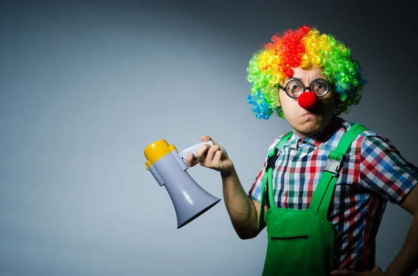 Clown mit Lautsprecher gegen Vorhang — Stockfoto