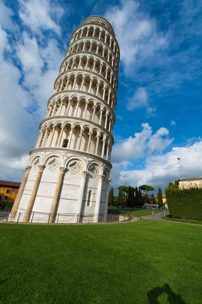 Beroemde scheve toren van Pisa tijdens de zomerdag — Stockfoto