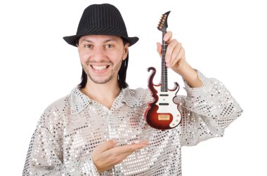 Komik müzik konseptinde küçük gitarlı bir adam.