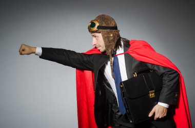 Süpermen kavramı ve kırmızı kapaklı adam.