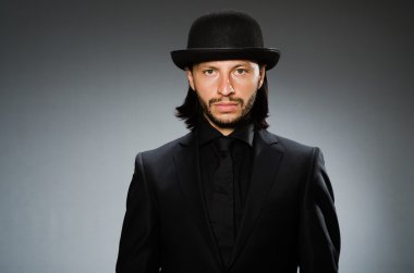 adam giyen billy horoz şapka