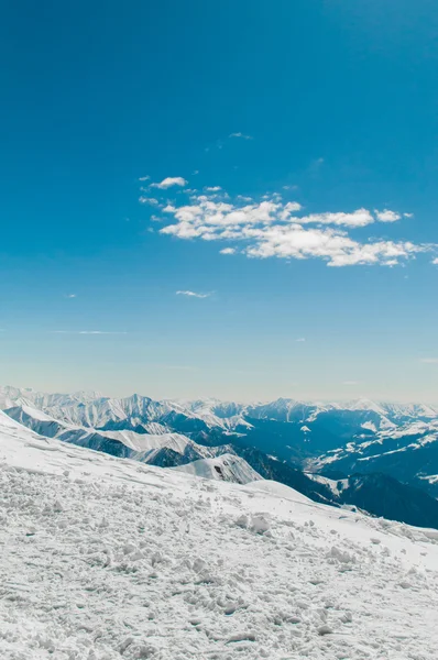 Снежные горы в яркий зимний день — стоковое фото