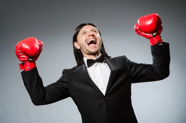 Hombre hombre de negocios con guantes de boxeo — Foto de Stock