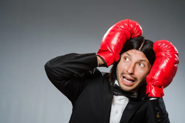 Man affärsman med boxhandskar — Stockfoto