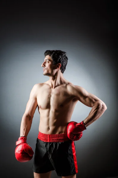 Muscular boxer wiith luvas vermelhas — Fotografia de Stock