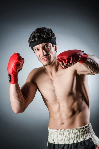 Muskelkräftiger Boxer mit roten Handschuhen — Stockfoto