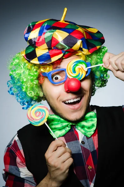 Payaso divertido con piruleta dulce —  Fotos de Stock