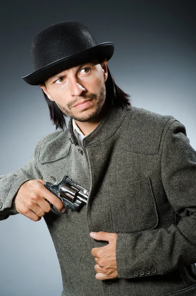 Чоловік з пістолетом і вінтажним капелюхом — стокове фото