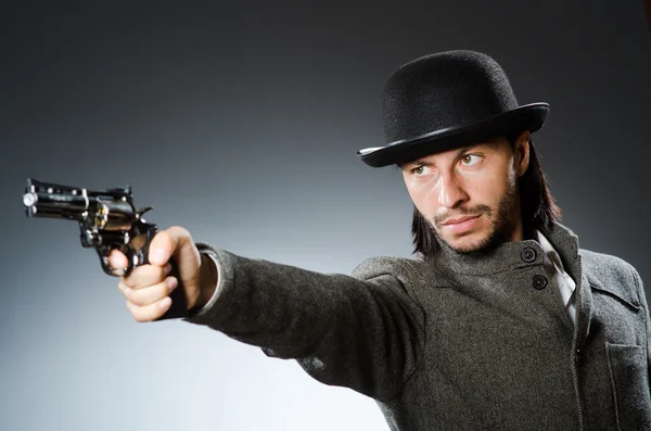 Man med pistol och vintage hatt — Stockfoto