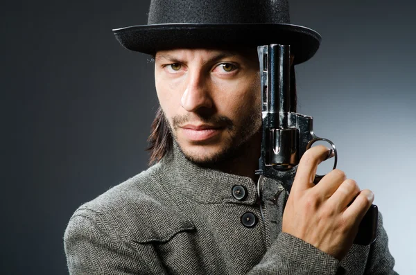 Uomo con pistola e cappello vintage — Foto Stock