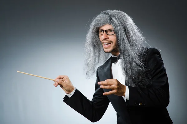 Conductor divertido con pelo gris largo — Foto de Stock