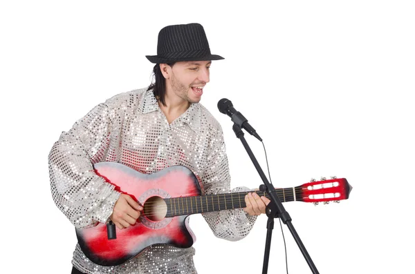 Muž hrající na kytaru a zpívající izolovaně na bílém — Stock fotografie