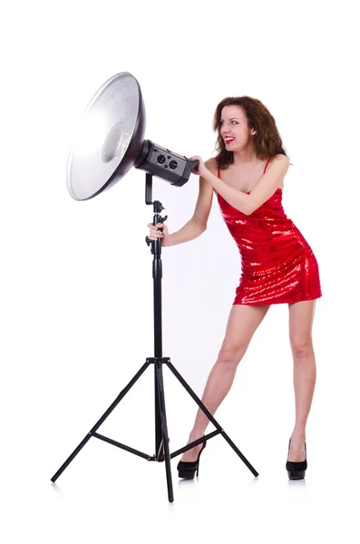 Frau im roten Kleid posiert im Studio — Stockfoto