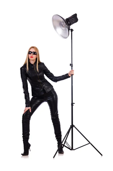 Frau in schwarzem Lederkleid bei Schießerei im Studio — Stockfoto