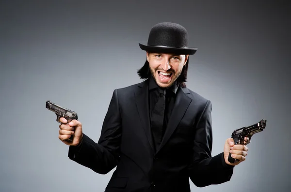Homme portant un chapeau vintage avec pistolet — Photo
